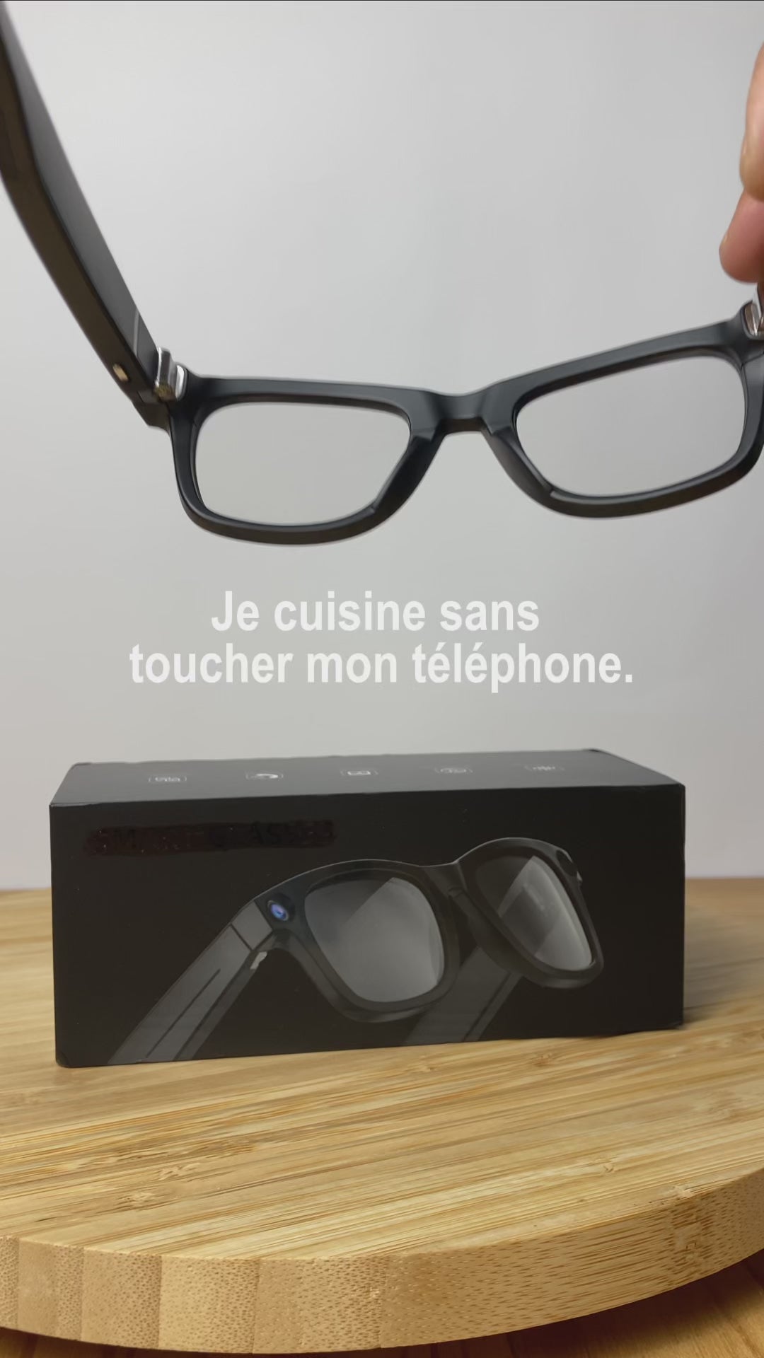 Charger la vidéo :  Vidéo POV montrant l’utilisation des lunettes caméra intelligentes ViewAI en cuisine, film mains libres pendant la préparation d’un repas