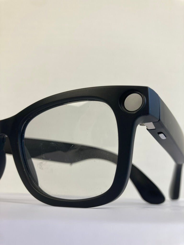 Vue latérale des lunettes caméra VisionPro Cam™ montrant la caméra intégrée sur la monture