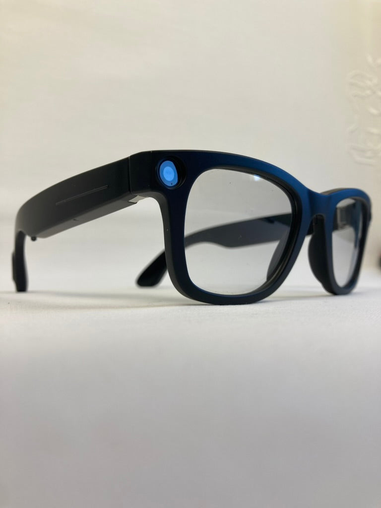 Lunettes caméra VisionPro Cam™ avec voyant lumineux bleu indiquant l’enregistrement vidéo, vue oblique sur fond clair