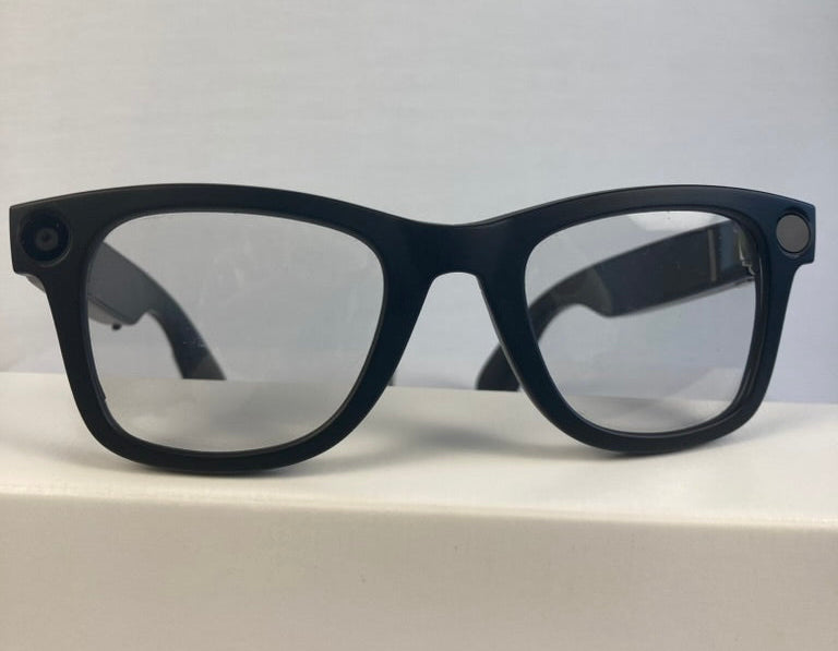 Lunettes caméra VisionPro Cam™ noires avec caméra intégrée, vue de face sur fond clair