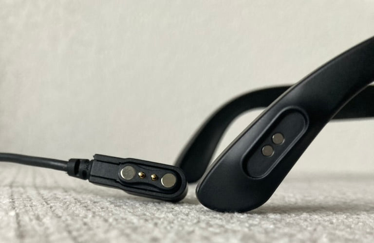 Gros plan des lunettes caméra VisionPro Cam™ montrant le connecteur de charge magnétique intégré